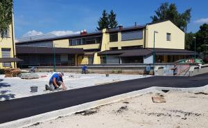 ASFALTIRANJE PRI OŠ CERKNICA 03 FOTO MARKO RUPAR